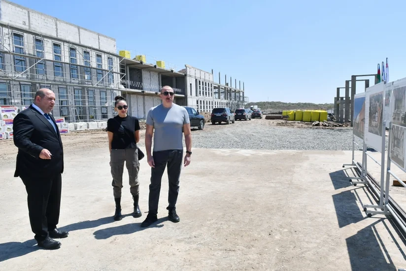 Prezident özbək xalqı adından hədiyyə olaraq Füzulidə tikilən məktəb binası ilə tanış olub