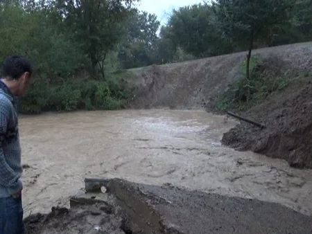 ​Cəlilabadda 2 körpünü sel suları yararsız hala salıb - FOTO