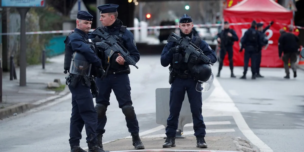 “Le Parisien”: Fransada dövlət çevrilişinin qarşısı alınıb