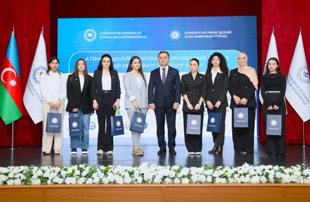 Bir qrup tələbəyə adlı təqaüd verilib
