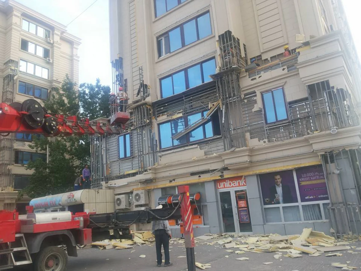 ​Bakının rayonlarındakı binalarda yanğına həssas olan üzlüklərin sökülməsinə başlanılıb