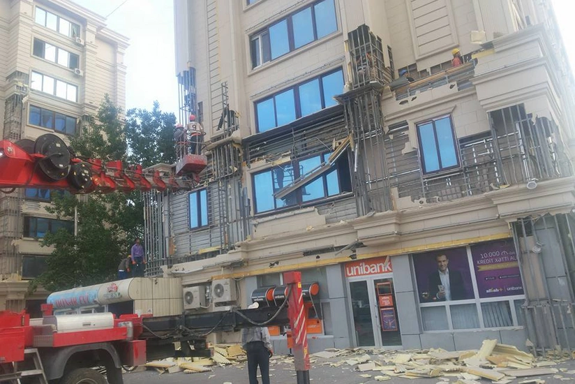 ​Bakının rayonlarındakı binalarda yanğına həssas olan üzlüklərin sökülməsinə başlanılıb