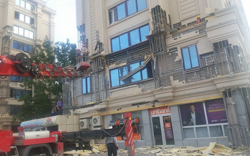 ​Bakının rayonlarındakı binalarda yanğına həssas olan üzlüklərin sökülməsinə başlanılıb