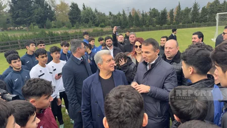 Barselonanın prezidenti Bakıda yeniyetmə futbolçularla görüşüb