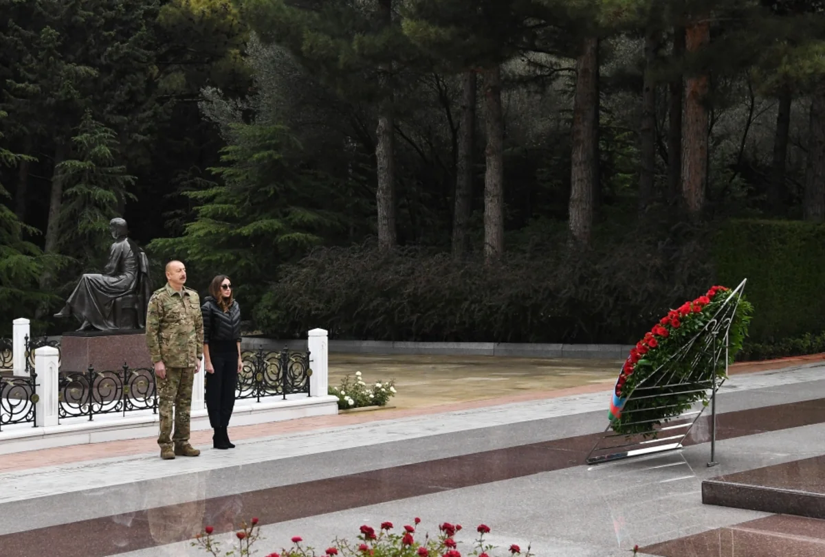 İlham Əliyev və birinci xanım Fəxri xiyabanda və Şəhidlər xiyabanında olublar