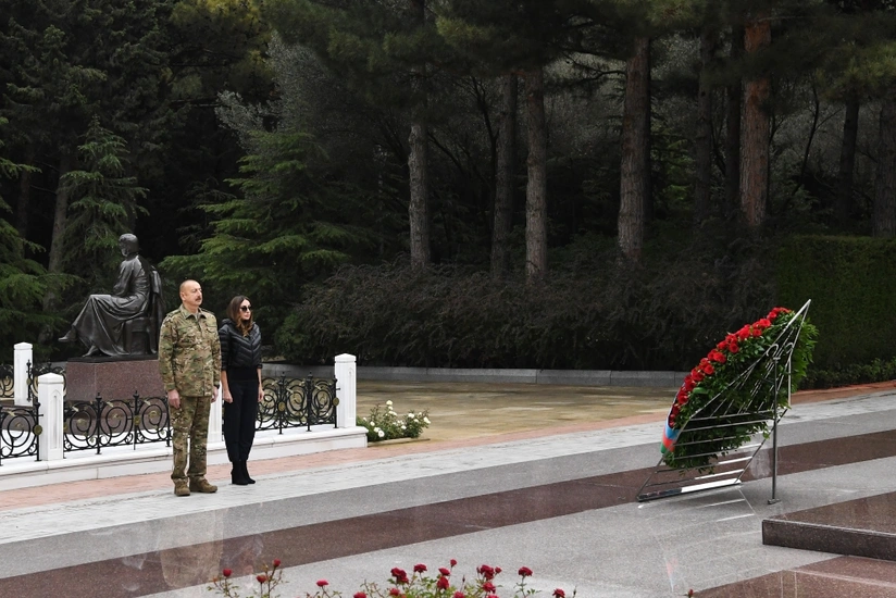 Ilham Aliyev and First Lady visit Alley of Honor and Alley of Martyrs