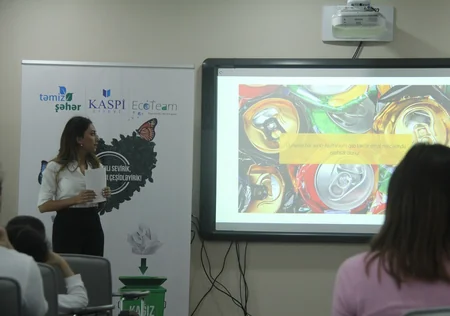 Təmiz Şəhər Kaspi liseyinin daha bir filialında xüsusi tullantı qutuları yerləşdirib