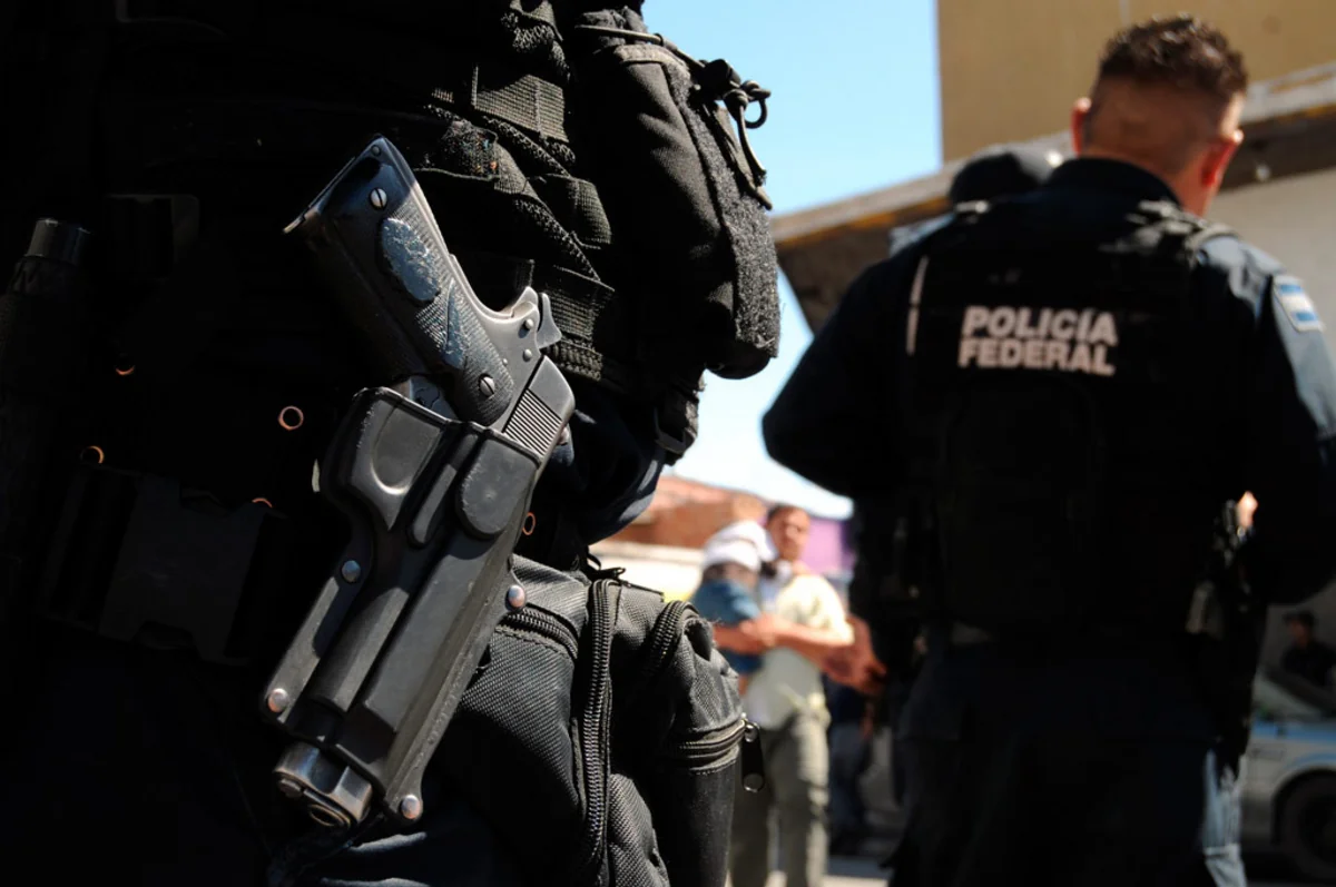 Meksikada insan oğruları ilə polis arasında atışma olub, ölənlər var  