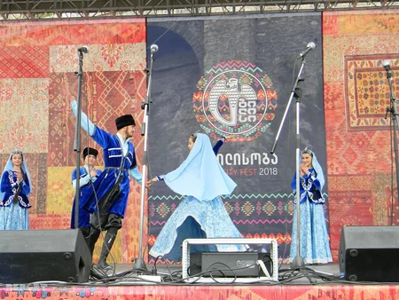 Tbilisidə şəhər bayramında Azərbaycan rəqsləri təqdim olunub - FOTO