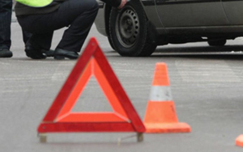 Bakıda avtomobil yol kənarında dayanan qadını vurub
