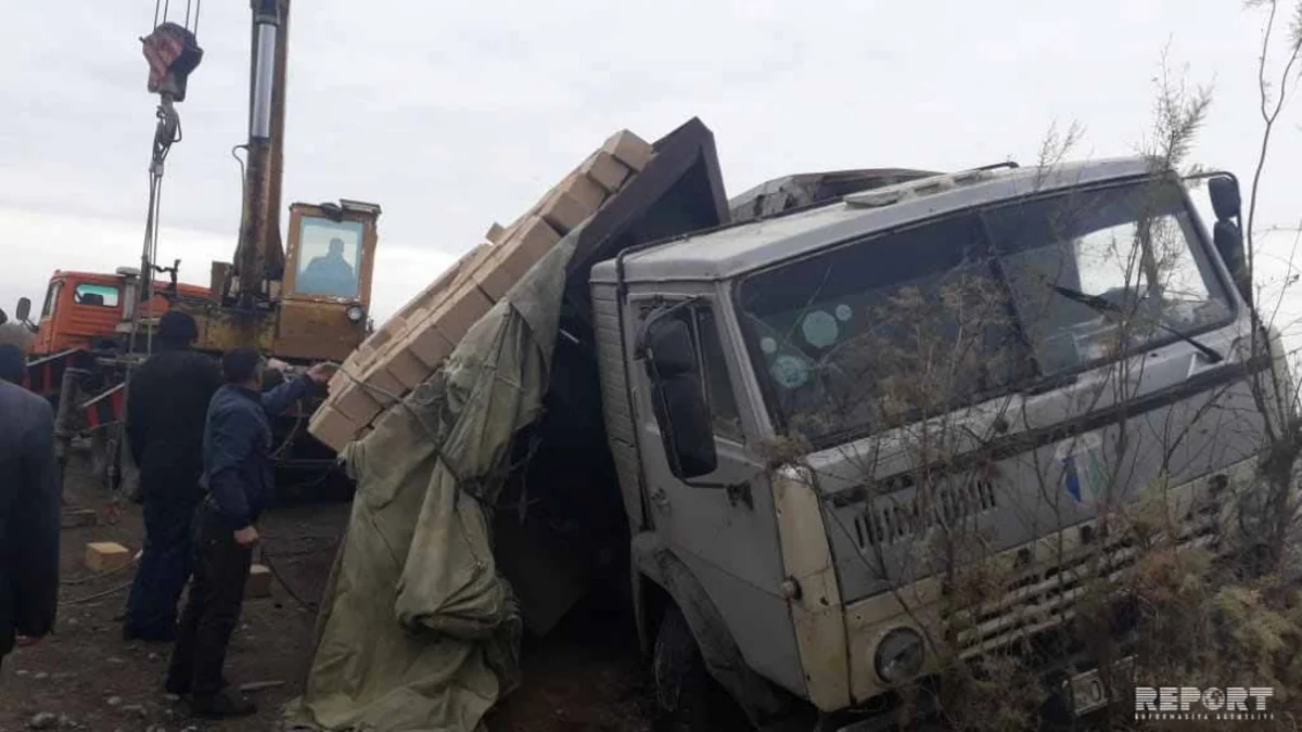 Ucarda ZİLKamAZa çırpılıb, mişar daşları yola səpələnib - FOTO