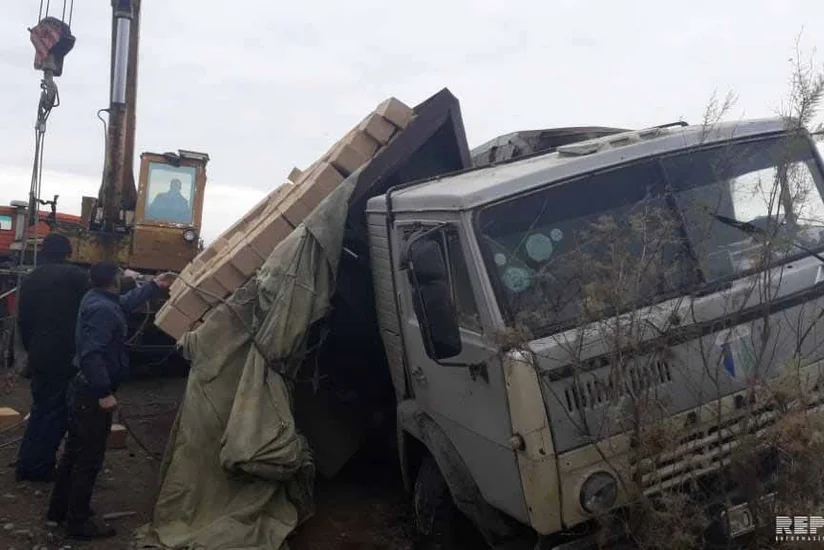 Ucarda ZİLKamAZa çırpılıb, mişar daşları yola səpələnib - FOTO