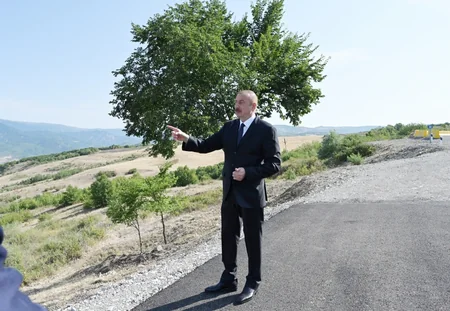 Prezident avtomobil yolunun yenidən qurulması layihəsi ilə tanış olub