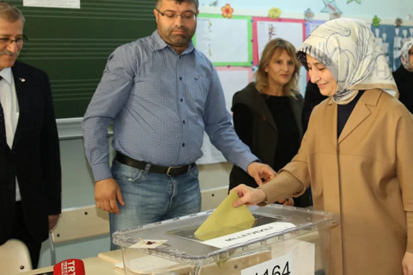 Əhməd Davudoğlunun xanımı həyat yoldaşına səs verməyib
