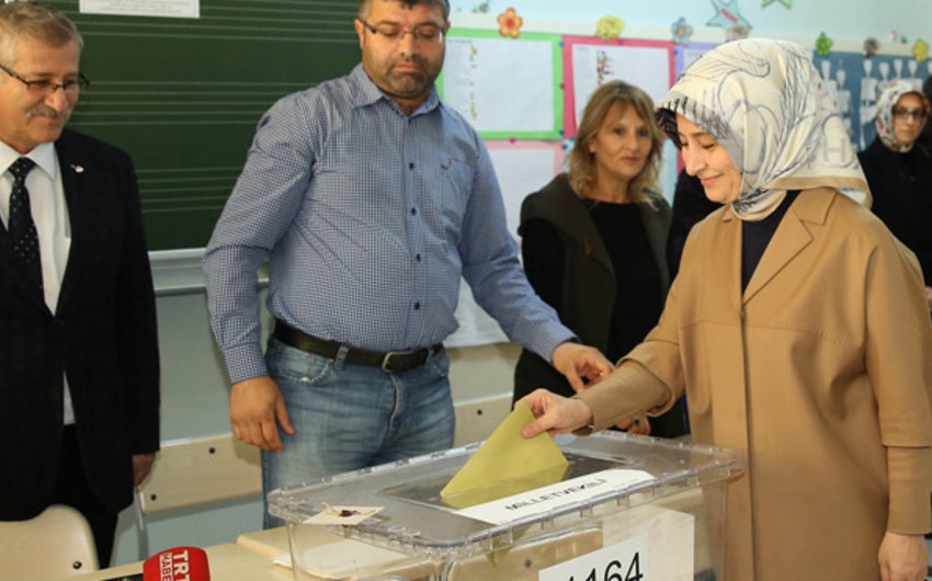 Əhməd Davudoğlunun xanımı həyat yoldaşına səs verməyib