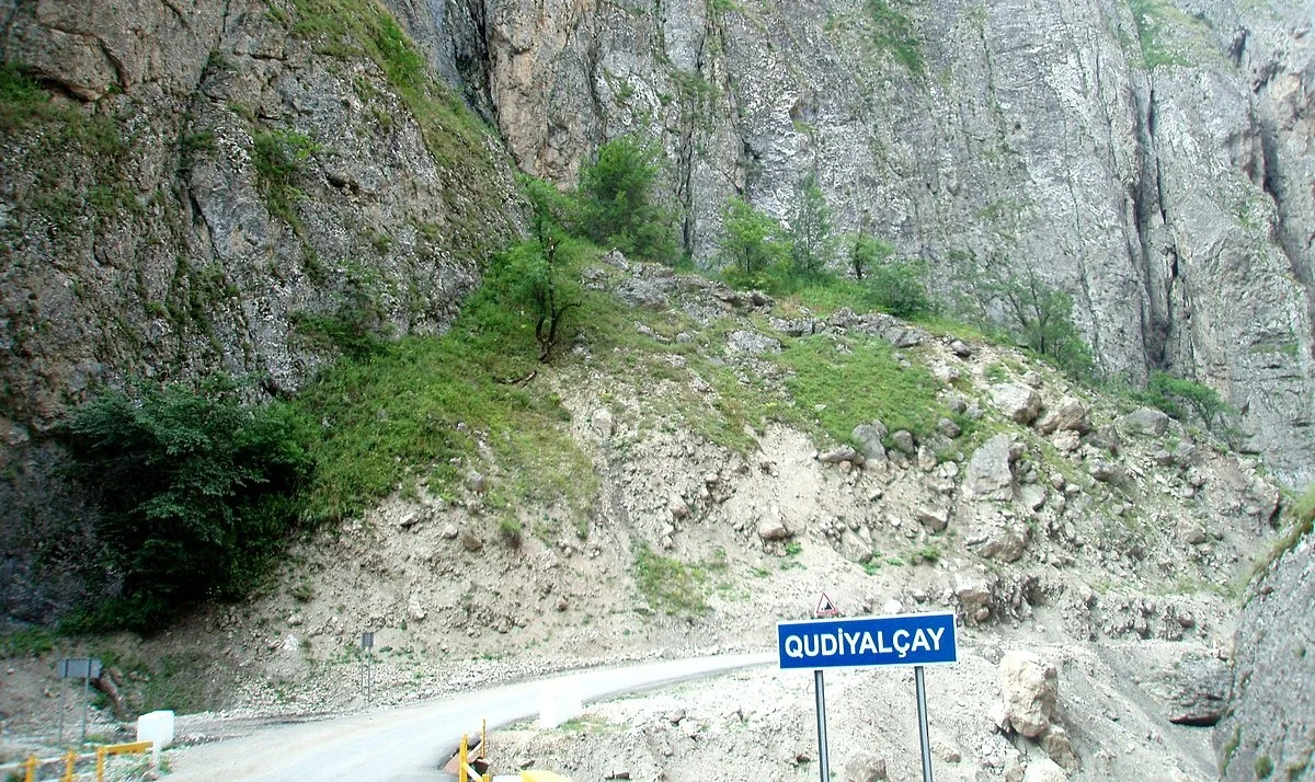 Qubada iki qardaş çaya yıxılıb, biri ölüb