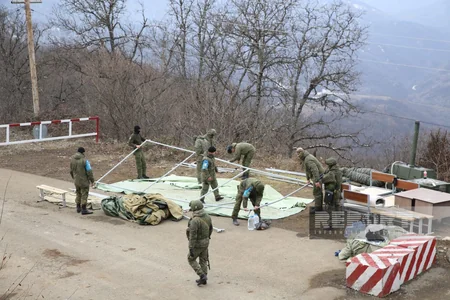 Russian peacekeepers dismantle their tents set up in protest area, take away containers - VIDEO