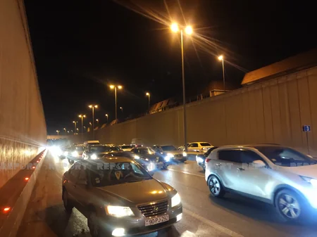 Bakıda motosikletlə avtomobil toqquşdu, xəsarət alan var - VİDEO