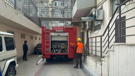 Bakıda çoxmərtəbəli yaşayış binasındakı yanğın söndürülüb - YENİLƏNİB