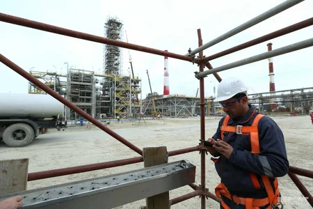 Названа дата завершения строительства новой установки на заводе SOCAR