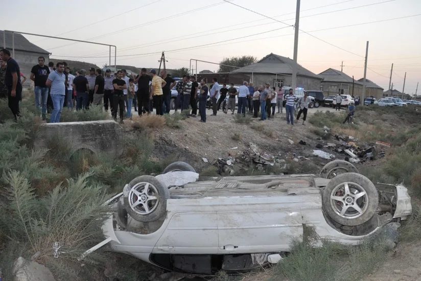 Hacıqabulda minik avtomobili aşıb, sürücü ölüb