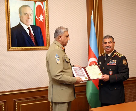 Azerbaijani Defense Minister meets with Chief of Pakistani Army Staff 