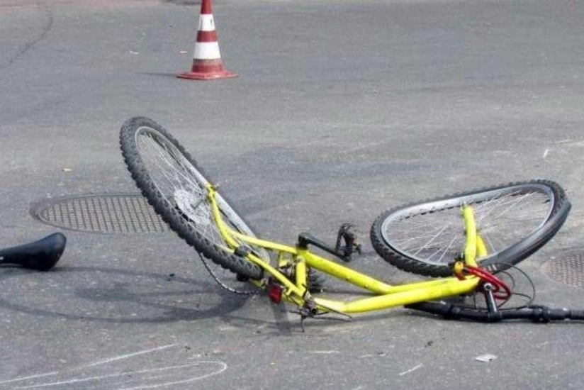 Avtomobil velosiped sürən yeniyetməni vurdu