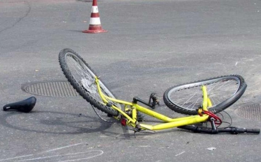 Avtomobil velosiped sürən yeniyetməni vurdu