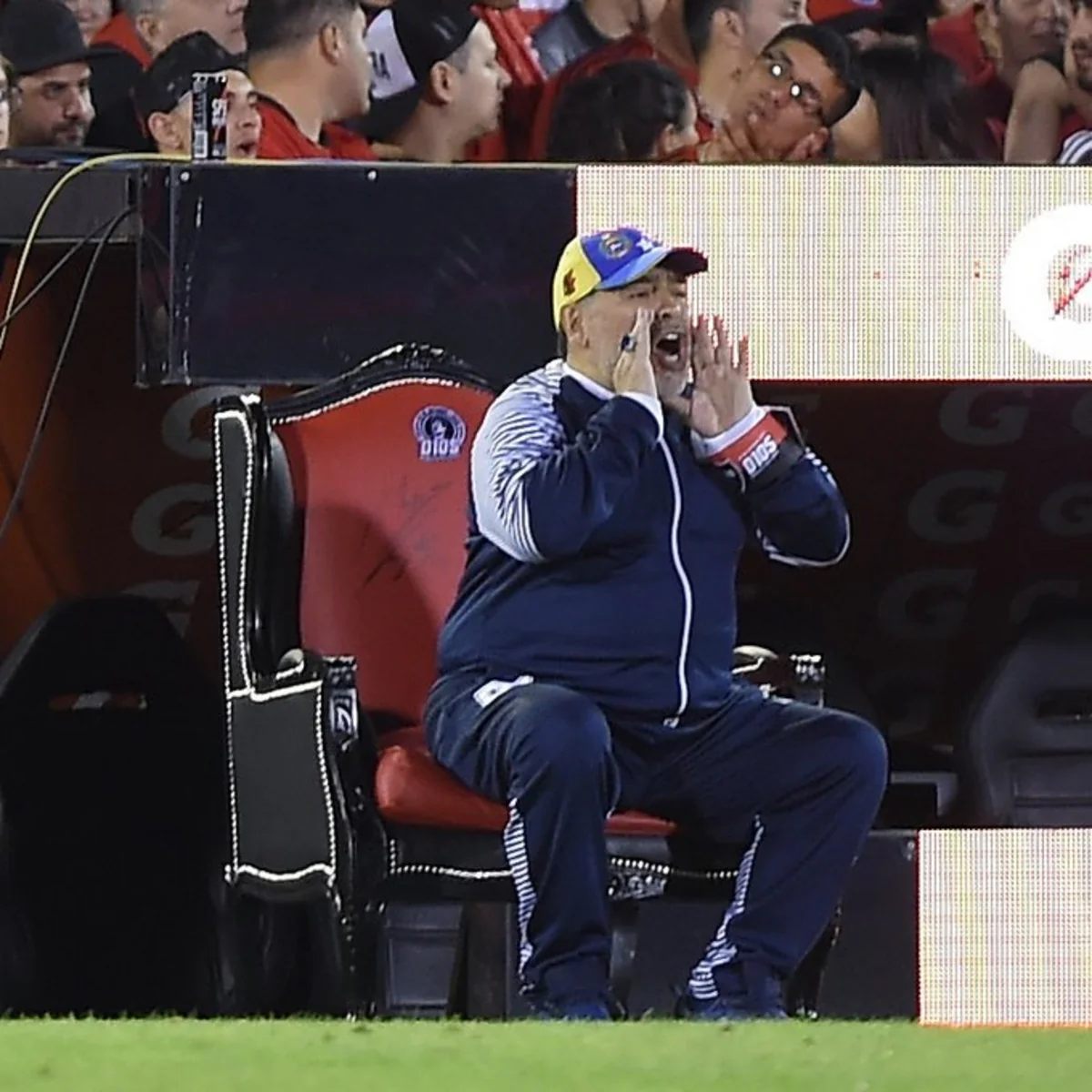 Maradona oyun zamanı komandasını taxtdan idarə edib