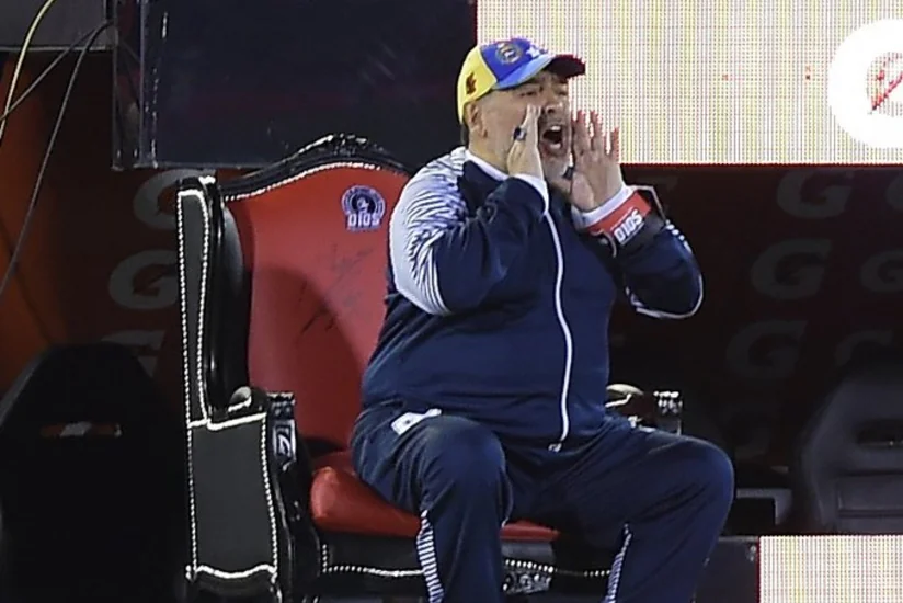 Maradona oyun zamanı komandasını taxtdan idarə edib