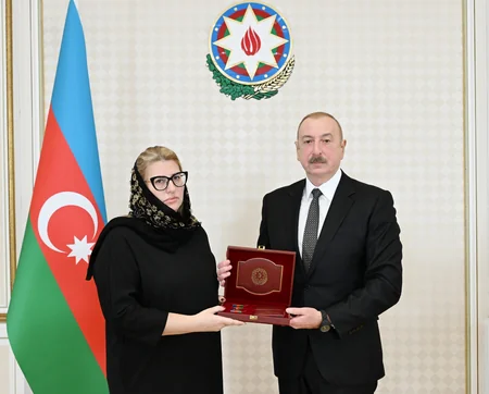 İlham Əliyev təyyarə qəzasında həlak olan ekipaj heyətinin ailə üzvləri və sağ qalan bələdçilərlə görüşüb - YENİLƏNİB