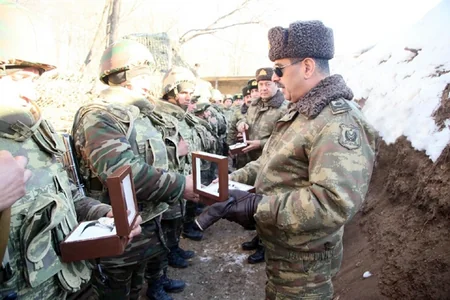 Azərbaycanın müdafiə naziri ermənilərlə üz-üzə yerləşən səngərlərə gedib - FOTO