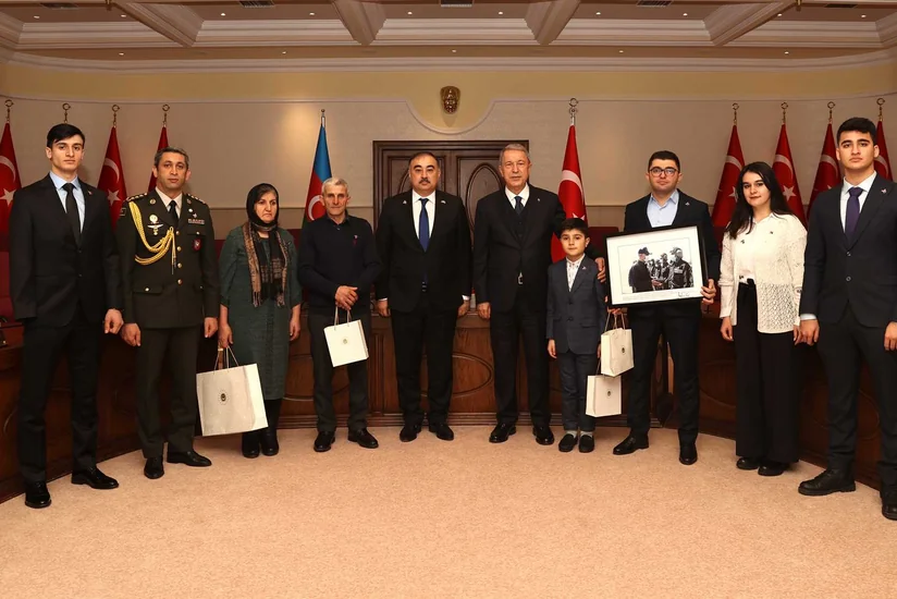 Hulusi Akar Vətən müharibəsi şəhidi Valeh Məmiyevin ailə üzvləri ilə görüşüb