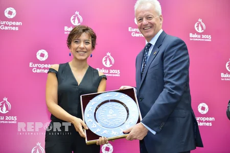 ​“Bakı 2015”in Ulduz Elçilərinə xatirə hədiyyələri təqdim olunub
