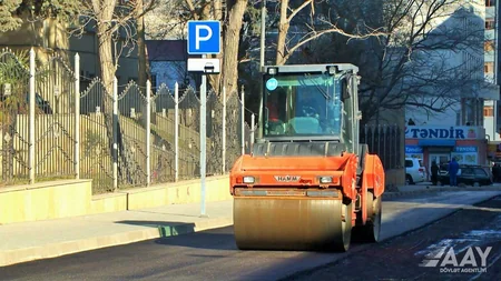 Bakının Bəsti Bağırova küçəsində asfaltlanma işləri aparılır