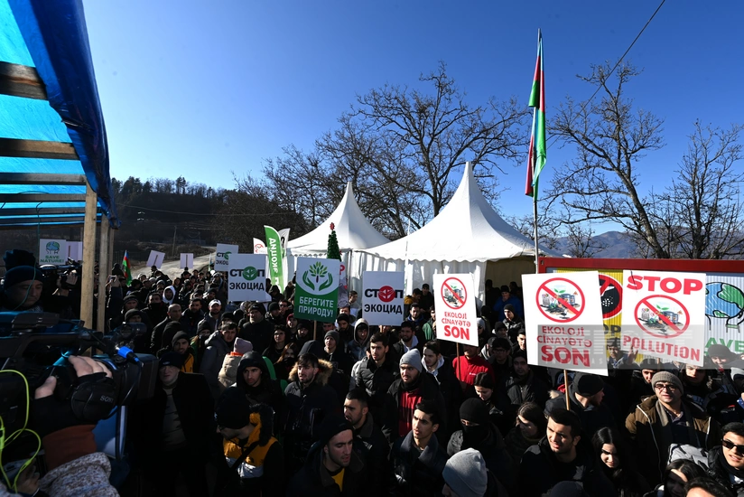 Many more people join protest on Khankandi-Lachin road
