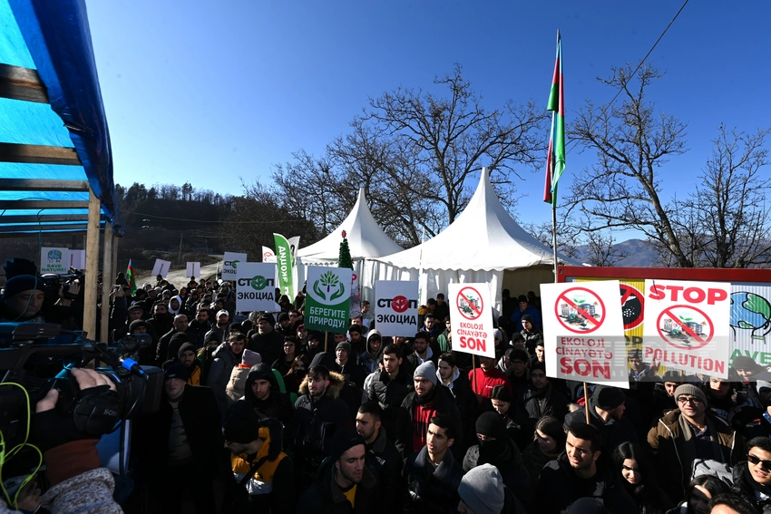 Xankəndi-Laçın yolunda keçirilən etiraz aksiyası davam edir, şüarlar səsləndirilir