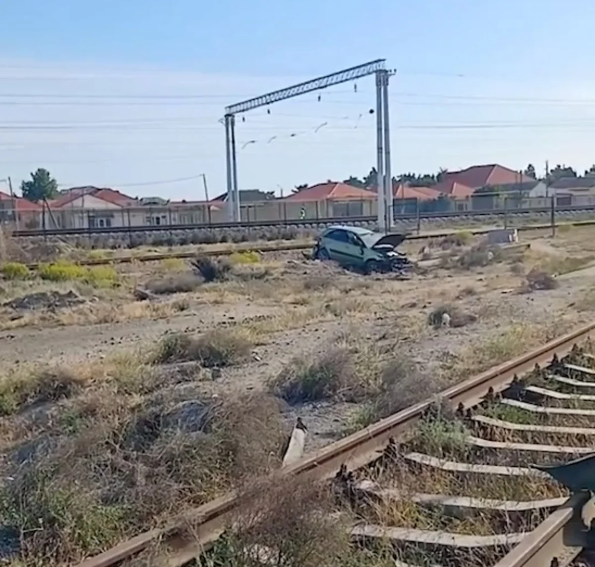 Bakıda minik avtomobili dəmir yolu xəttinin üzərinə aşıb