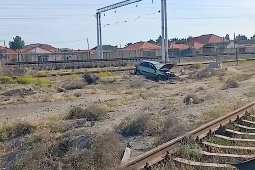 Bakıda minik avtomobili dəmir yolu xəttinin üzərinə aşıb