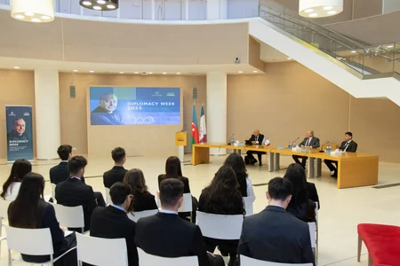 Bakıda Diplomatiya Könüllüləri üçün diplomatiya həftəsi təşkil olunub