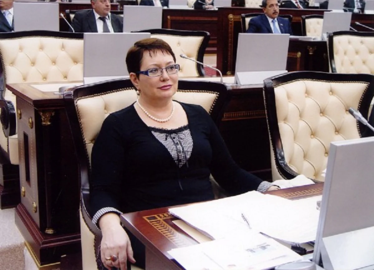 Deputat: “Şagirdlər məcburi şəkildə həftədə bir dəfə hovuzda üzgüçülüyə cəlb edilməlidir”