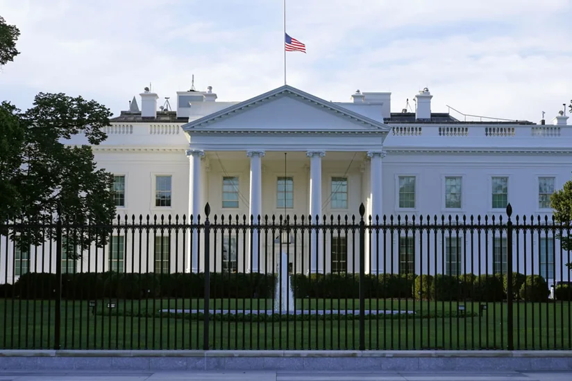 Сотрудник Белого дома и помощник Пелоси заболели COVID-19