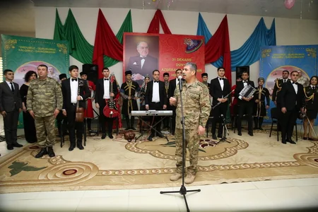 Zakir Həsənov əsgər valideynlərinin suallarını cavablandırıb, problemlərin həlli üçün tapşırıqlar verib - VİDEO