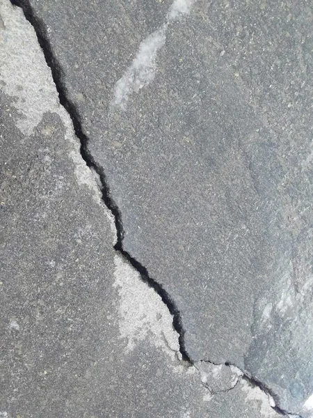 AAYDA : Zəlzələ yolda sürüşməyə səbəb olub