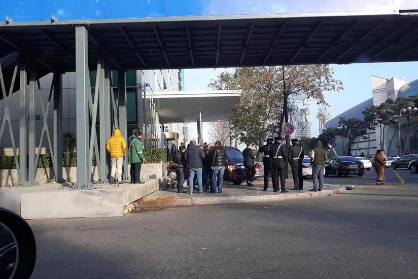 В Баку лондонское такси врезалось в известный отель