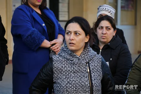 Bakıda orta məktəbin qapılarının bağlanması valideyn və şagirdləri narazı salıb - VİDEO