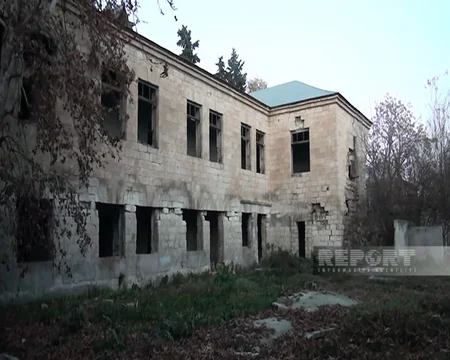 Kürdəmirdə üçmərtəbəli binanın bir hissəsi uçub, sakinlər təhlükə qarşısındadır