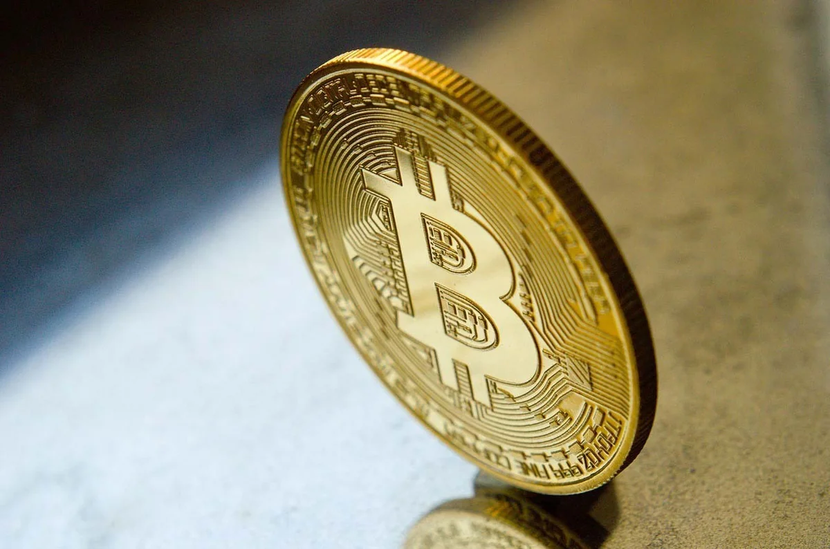 Bitkoinin qiyməti 4 500 dollardan aşağı düşüb