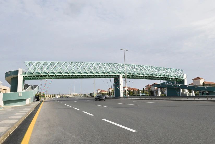 Bu gün açılışı olmuş yerüstü piyada keçidinin uzunluğu 180 metrdir