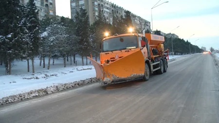 Yeni Günəşli qəsəbəsində yollar buzdan təmizlənir - VİDEO